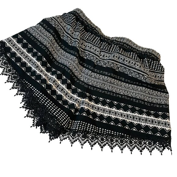 Charlotte Russe Womens Black & White Patterned Lace Trim Shorts Size M - Picture 2 of 8
